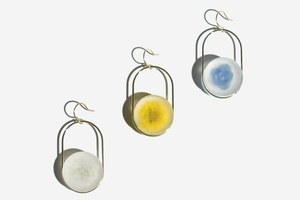 ノーカ18年春夏新作アクセサリー、天然の草花をマットな樹脂に閉じ込めたピアスやバレッタ