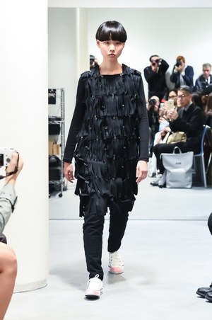 ミツル オカザキ 2018-19年秋冬コレクション - 漆黒に潜むパンクの精神｜写真5
