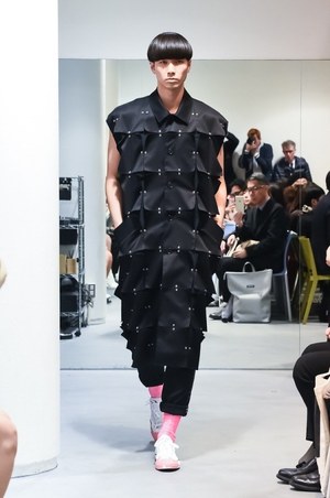 ミツル オカザキ 2018-19年秋冬コレクション - 漆黒に潜むパンクの精神｜写真6