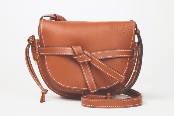 ロエベから"鞍"が着想の新作「ゲート・バッグ」ベルト付きフラップ型を高品質レザーで