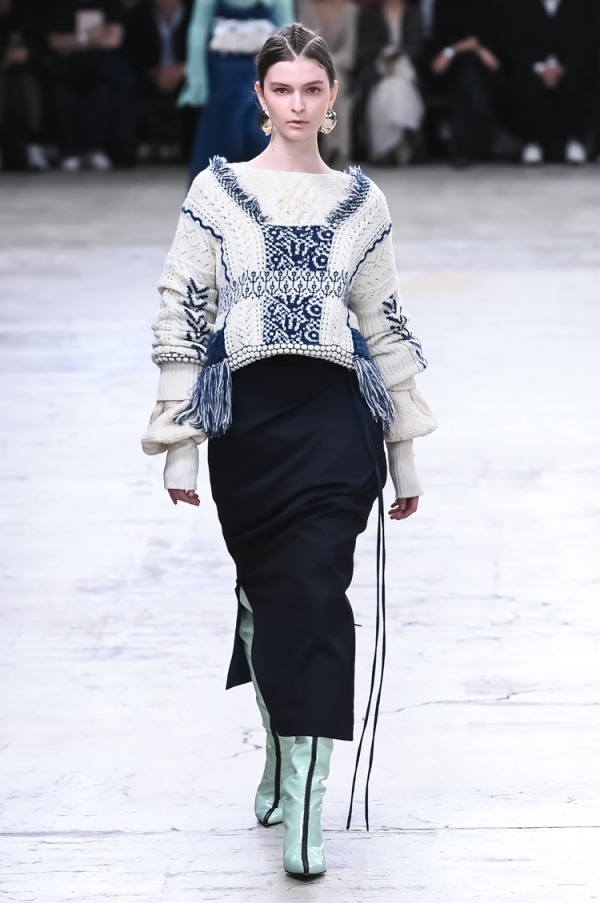 秋冬セーターのレディースコーデ ざっくりニット ゆるニットの着こなしを人気ブランドから紹介 ファッションプレス