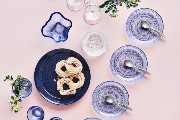 モスグリーン｜イッタラの新作テーブルウェア - イッセイ ミヤケとのコラボフラワーベースも