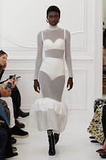 ジバンシィ 2025年秋冬コレクション - 女性の強さと繊細さ、官能性を描くテーラードスタイル｜写真7