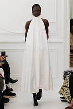 ジバンシィ 2025年秋冬コレクション - 女性の強さと繊細さ、官能性を描くテーラードスタイル｜写真19