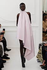 ジバンシィ 2025年秋冬コレクション - 女性の強さと繊細さ、官能性を描くテーラードスタイル｜写真21