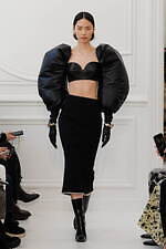 ジバンシィ 2025年秋冬コレクション - 女性の強さと繊細さ、官能性を描くテーラードスタイル｜写真32