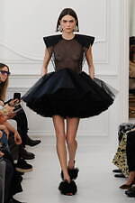 ジバンシィ 2025年秋冬コレクション - 女性の強さと繊細さ、官能性を描くテーラードスタイル｜写真43