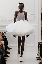 ジバンシィ 2025年秋冬コレクション - 女性の強さと繊細さ、官能性を描くテーラードスタイル｜写真45