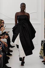 ジバンシィ 2025年秋冬コレクション - 女性の強さと繊細さ、官能性を描くテーラードスタイル｜写真48