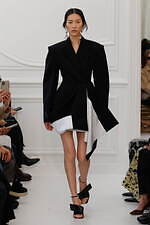 ジバンシィ 2025年秋冬コレクション - 女性の強さと繊細さ、官能性を描くテーラードスタイル｜写真51