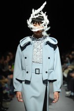 ミドラ 2018-19年秋冬コレクション - 羽ばたく鳥たちが誘う、非日常の世界｜写真9