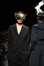 ミドラ 2018-19年秋冬コレクション - 羽ばたく鳥たちが誘う、非日常の世界｜写真26