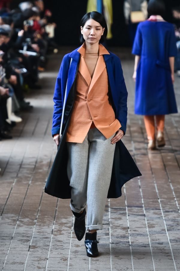 まとふ(matohu) 2018-19年秋冬ウィメンズコレクション  - 写真11