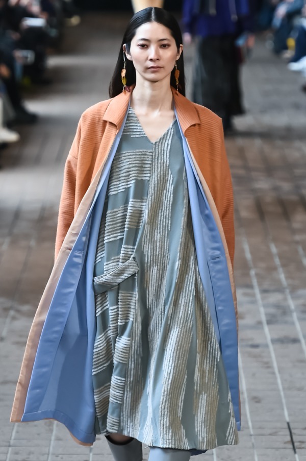 まとふ(matohu) 2018-19年秋冬ウィメンズコレクション  - 写真18
