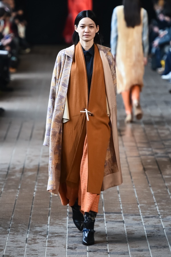 まとふ(matohu) 2018-19年秋冬ウィメンズコレクション  - 写真20