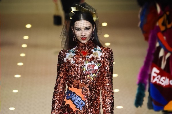 「フリンジVSスパンコール」ミラノ＆パリコレ人気ブランドの18年秋冬特集