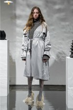 ヨウヘイ オオノ 2018-19年秋冬コレクション - 空間に溶け込む“プロダクト”としての服｜写真21