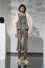 ヨウヘイ オオノ 2018-19年秋冬コレクション - 空間に溶け込む“プロダクト”としての服｜写真23