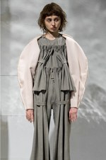 ヨウヘイ オオノ 2018-19年秋冬コレクション - 空間に溶け込む“プロダクト”としての服｜写真24