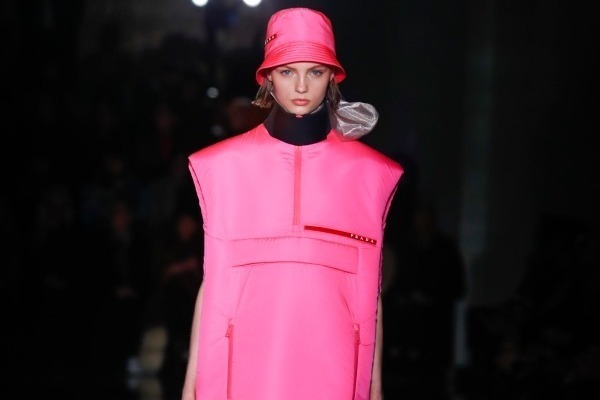 人気ブランドが「ロゴ」に夢中 - ミラノ＆パリコレ18年秋冬コレクションを特集