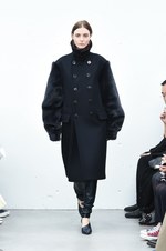 HYKE(ハイク) 2018年秋冬コレクション - ミリタリークロージングに新鮮な解釈を加えて｜写真1