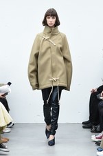 HYKE(ハイク) 2018年秋冬コレクション - ミリタリークロージングに新鮮な解釈を加えて｜写真3