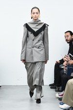 HYKE(ハイク) 2018年秋冬コレクション - ミリタリークロージングに新鮮な解釈を加えて｜写真9