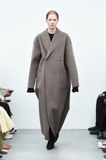 HYKE(ハイク) 2018年秋冬コレクション - ミリタリークロージングに新鮮な解釈を加えて｜写真10