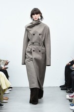 HYKE(ハイク) 2018年秋冬コレクション - ミリタリークロージングに新鮮な解釈を加えて｜写真14