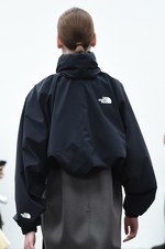 HYKE(ハイク) 2018年秋冬コレクション - ミリタリークロージングに新鮮な解釈を加えて｜写真20