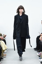 HYKE(ハイク) 2018年秋冬コレクション - ミリタリークロージングに新鮮な解釈を加えて｜写真30