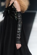 タエ アシダ 2018年秋冬コレクション - ただドレッシーなだけではない、独創的な女性像｜写真10