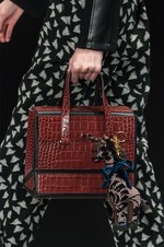 タエ アシダ 2018年秋冬コレクション - ただドレッシーなだけではない、独創的な女性像｜写真18