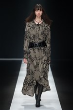 タエ アシダ 2018年秋冬コレクション - ただドレッシーなだけではない、独創的な女性像｜写真21