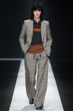 タエ アシダ 2018年秋冬コレクション - ただドレッシーなだけではない、独創的な女性像｜写真37