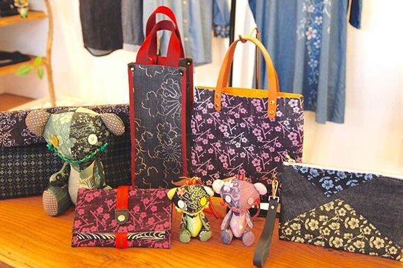 京都デニムから女性向け春小物 - さくら咲くくまぬいぐるみやポーチなど全て1点もの