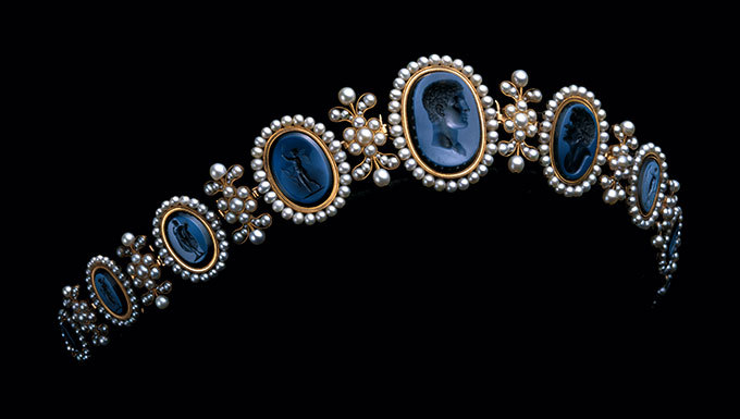 ニト・エ・フィスに帰属 《ナポリ王妃カロリーヌ・ミュラのバンドー・ティアラ》 1810年頃
ゴールド、真珠、ニコロアゲート