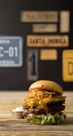 カスタムバーガーレストラン「ザ・カウンター」限定メニュー、"1ポンド"ビーフ使用のハンバーガー｜写真2