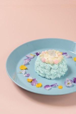 ザ カンパネラ カフェ 春の新作メニュー ライトブルーのケーキ パステルピンクのビーツラテ ファッションプレス