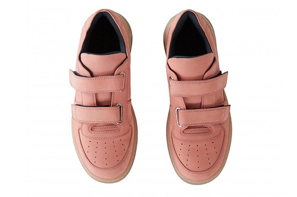 アクネ ストゥディオズ18年春夏、ニットソックスニーカーや90'sスポーツウェア着想シューズも