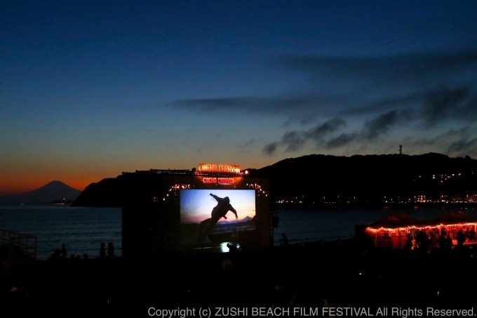 「逗子海岸映画祭」波音と星空をバックに楽しむ野外映画、『アメリ』『この世界の片隅に』など | 写真