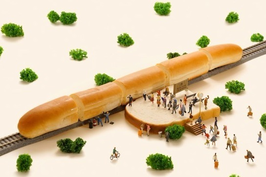 「MINIATURE LIFE 展 田中達也 見立ての世界」京都髙島屋で、パンのミニチュア新幹線など