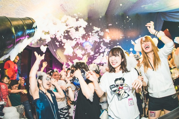2018年の「泡パ」は渋谷エイジアで全8回開催、泡にまみれて踊る体験型イベント｜写真7