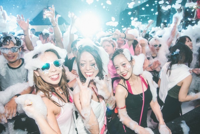2018年の「泡パ」は渋谷エイジアで全8回開催、泡にまみれて踊る体験型イベント｜写真3