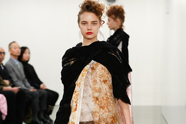 ガーリー｜トリコ・コム デ ギャルソン 2018年秋冬コレクション - ファンシーな仕立てはつまびらかに