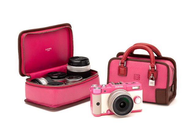 ロエベ×ペンタックス、コラボでデジタル一眼カメラやバッグを発売 | 写真