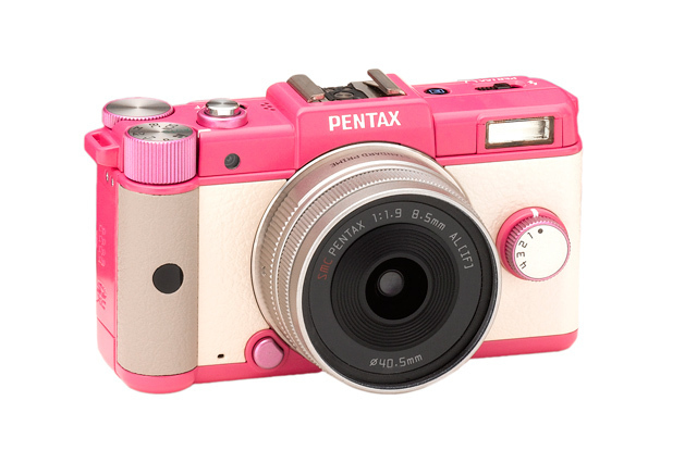 ロエベ×ペンタックス、コラボでデジタル一眼カメラやバッグを発売 | 写真