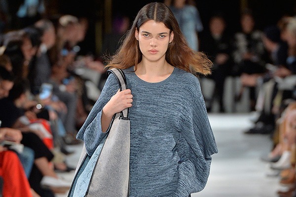 トートバッグ特集、人気ブランド18年春夏から学ぶコーデ術！キャンバス地からレザーまで