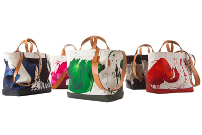 コーチ メンズのアーティストコラボ第2弾、ジェームス・ネアーズのペインティングバッグ