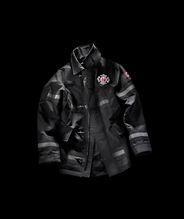 カナダグース×NY市消防局、消防服に着想を得たコラボコート発売｜写真1